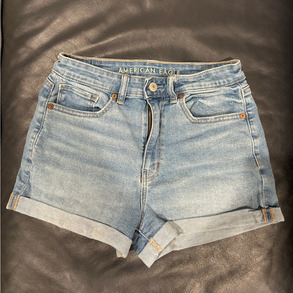 American Eagle Mom short lightwash
